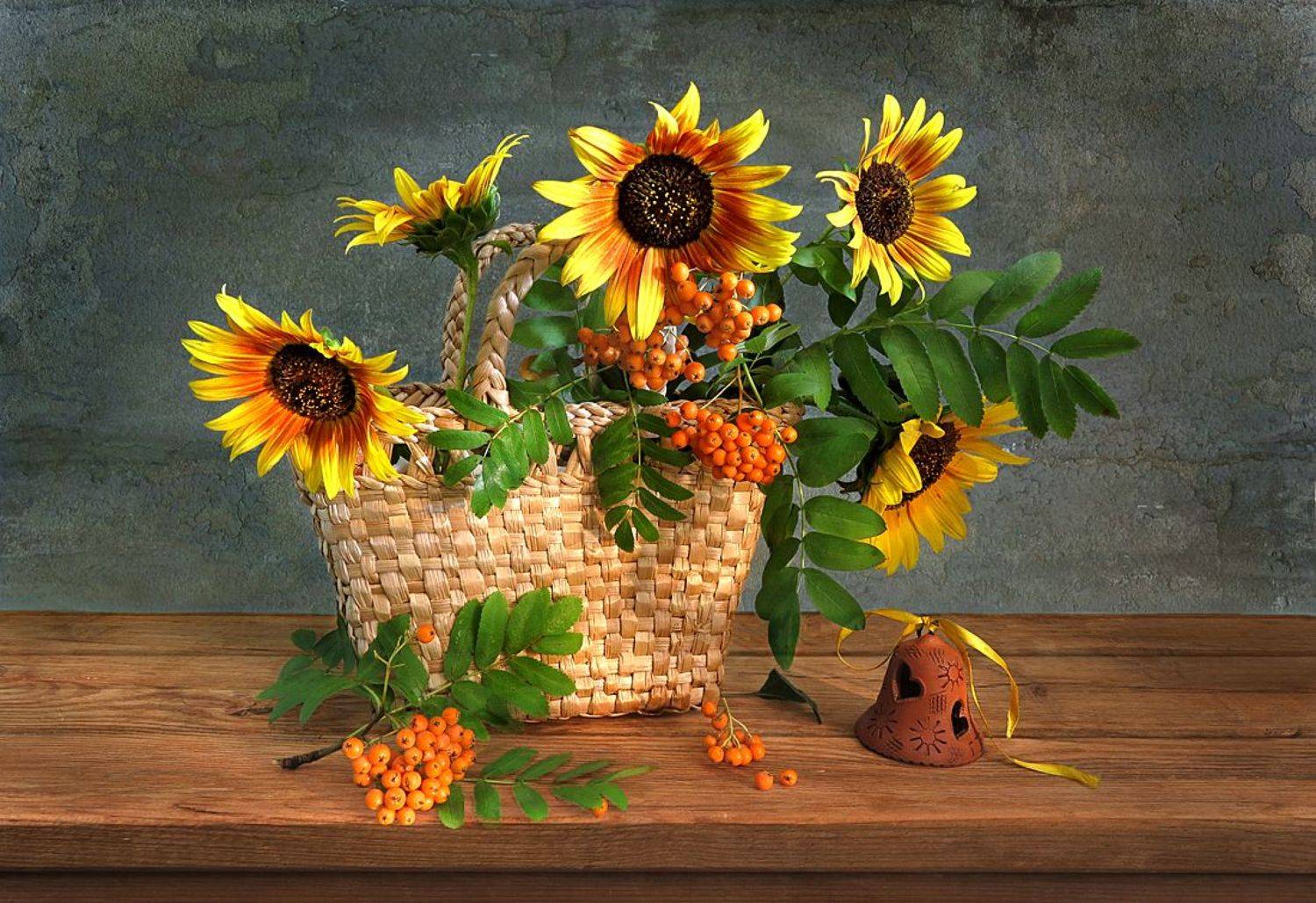 натюрморт,август,сумка,подсолнухи,рябина, Алла Шевченко