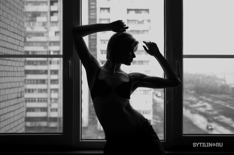 окно, девушка, изогнутый, силуэт, широкий, потягиваться, утро, вид, смотреть, женщина, молодой, стройный, черно-белый, У окна фото превью