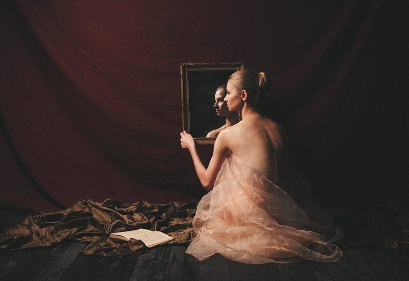 Woman with book and mirror фото превью