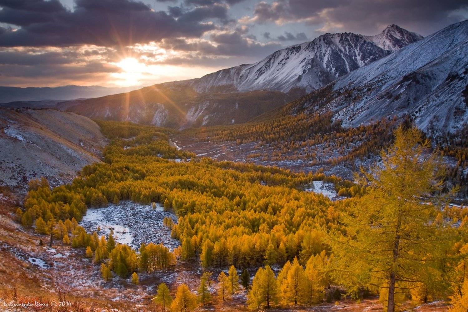 2014, алтай, горы, деревья, долина, осень, россия, сентябрь, снег, солнце, тучи, Денис Лукьяненко