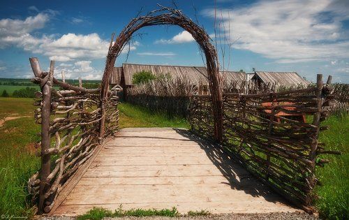 В лёгком платочке июльского облака...