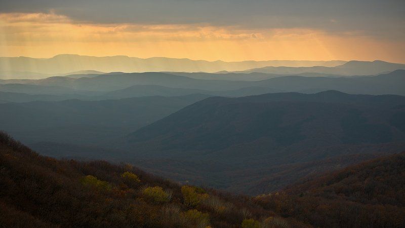 крым, осень, закат, горы Сквозь хмурое небо фото превью