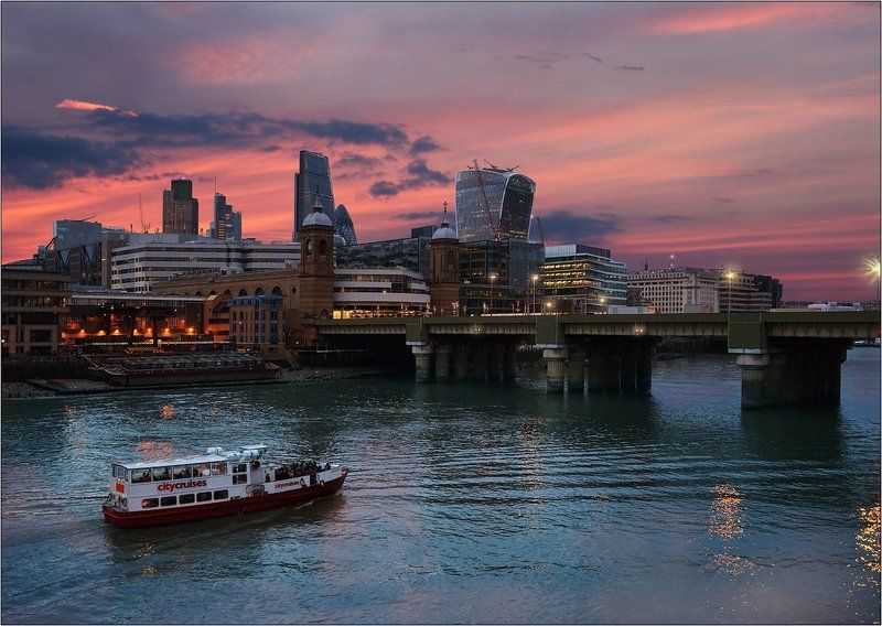 Проплывая мимо Лондонского Сити фото превью