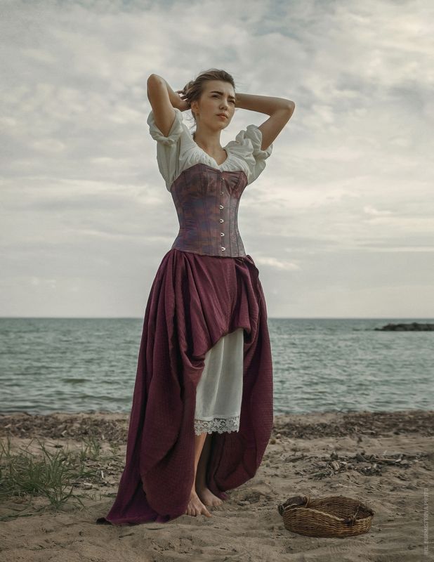 море, ракушки, песок, корзина, корсет, стилизация, файнарт Собирательница ракушек фото превью