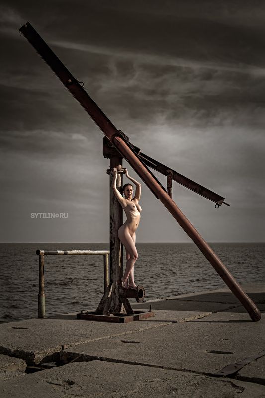 голый, девушка, обнаженный, ню, море, река, залив, озеро, пристань, причал, ржавый, заброшенный, стоять, женщина, молодой На заброшенном причале фото превью