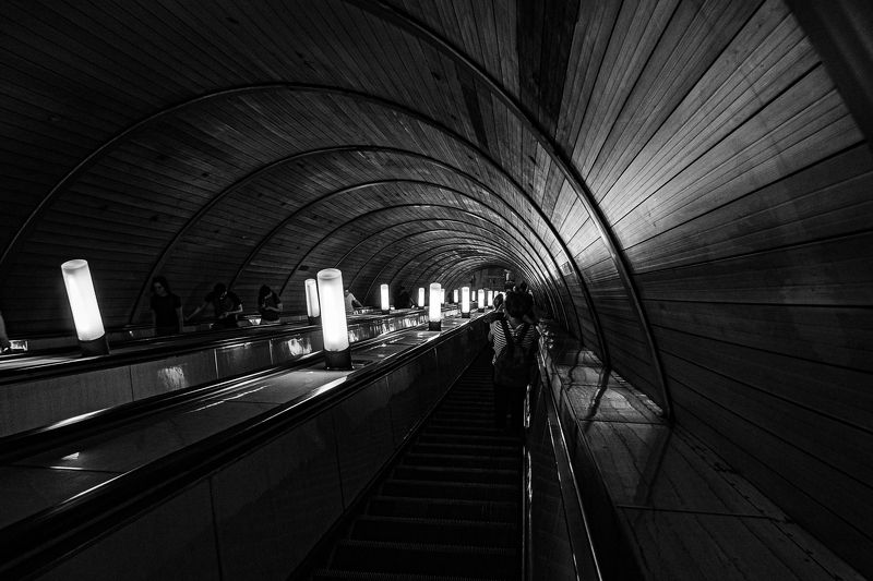 метро, эскалатор, стрит, чб, чернобелое ассимметрия фото превью