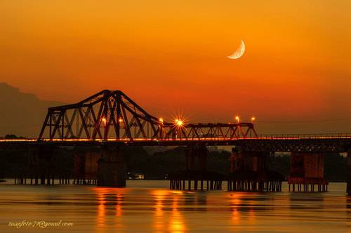 Moon on the Long Biên Birdge