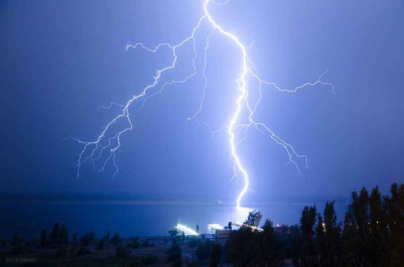 ночь, гроза, молния, ливень, дождь, погода, прогноз, удар, река, вода, залив, пирс, город, огни, Ночная гроза фото превью