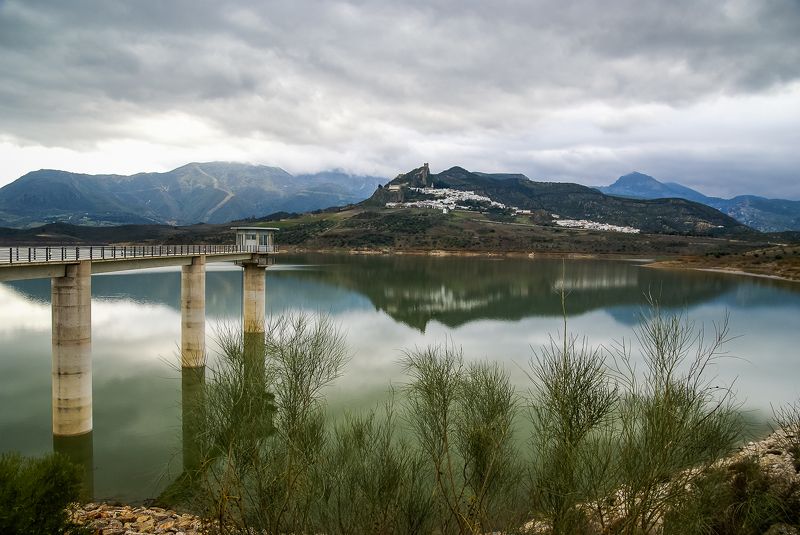 Отражения. Zahara de la Siera, Espana фото превью