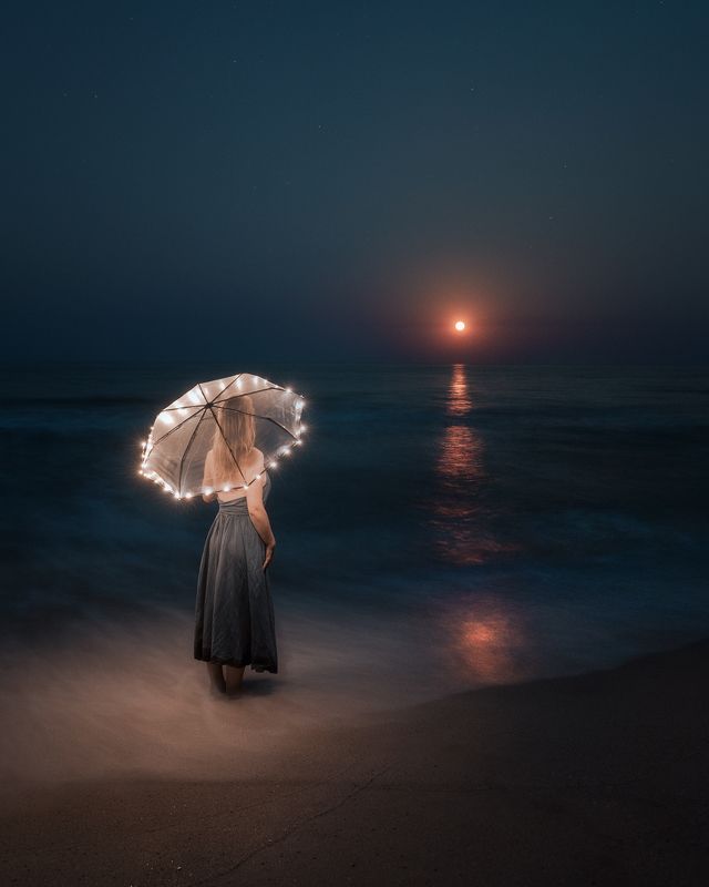 Glowing in the night фото превью