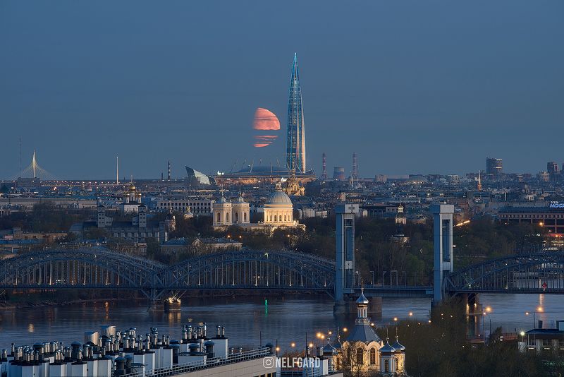 Закат Луны над спящим городом фото превью
