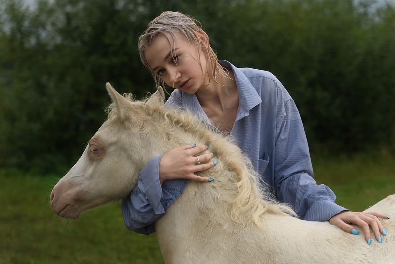 вода, озеро, заводь, спокойствие, девушка, модель, красота, закат, тишина, настоящее, чувственное, лошадь, жеребенок, beauty, realness, water, lake, tranquility, model, sensual, sensualness, foal, horse, unicorn, innocence Тихая заводь фото превью