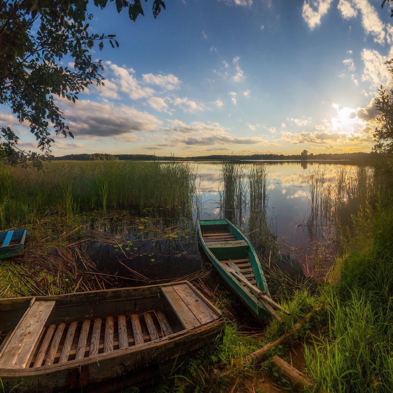 вечер, теплый, лодка, небо, тучи, облака, трава, водоем, пруд, лето, август, камыши Теплый вечер фото превью