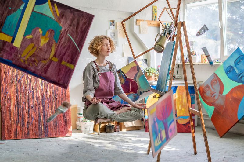 концептуальная фотография, постановочная фотография, левитация Художник спокоен в творческом хаосе фото превью