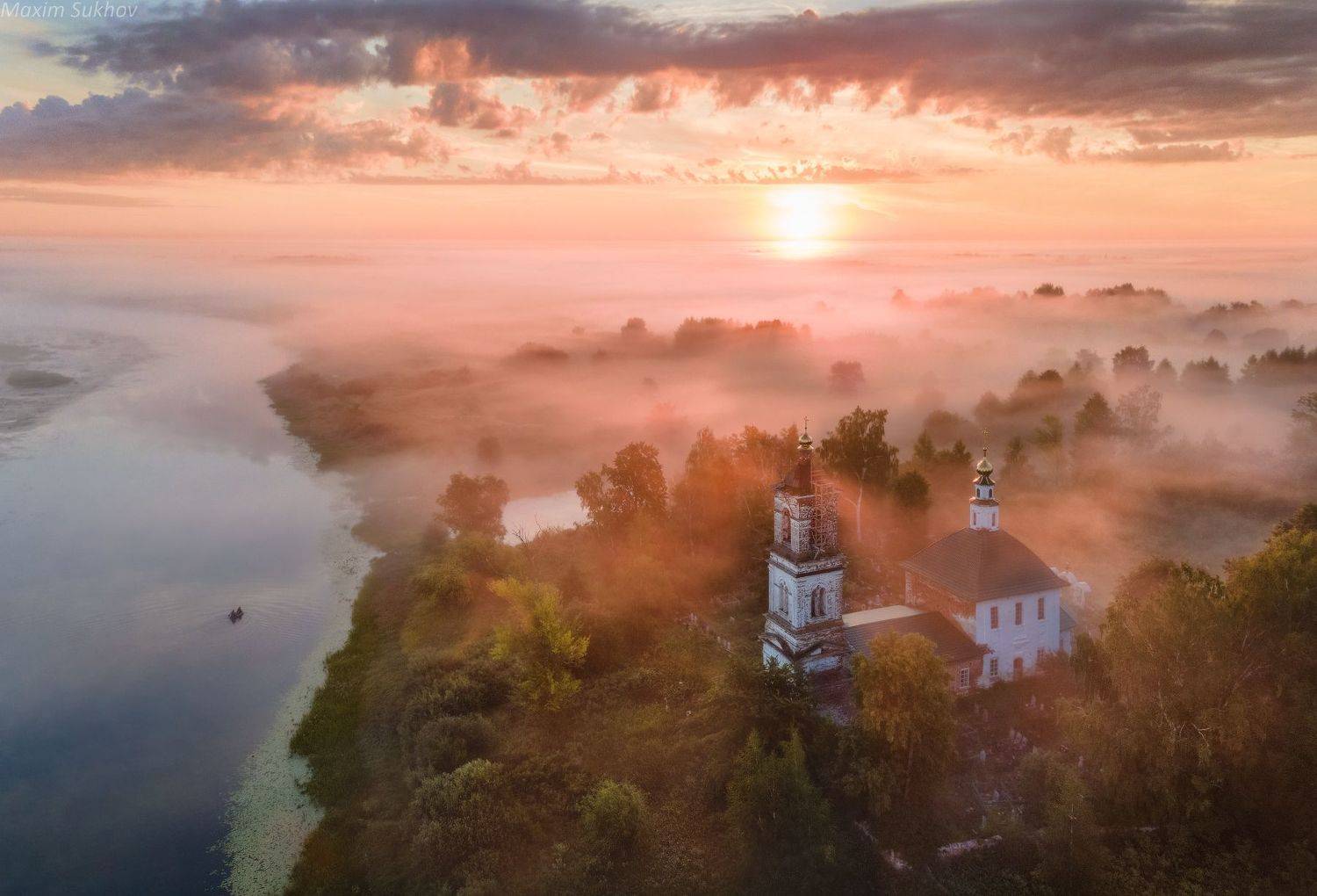 храм, туман, утро, вязники, рассвет, облака, август, лодка, озеро, церковь, деревья, поля, река, Максим Сухов