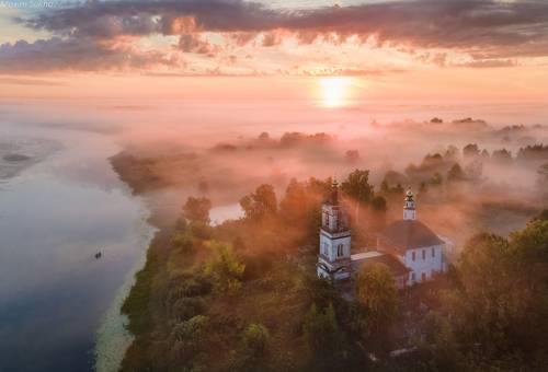 Николо-Кинешемский погост в утреннем тумане.