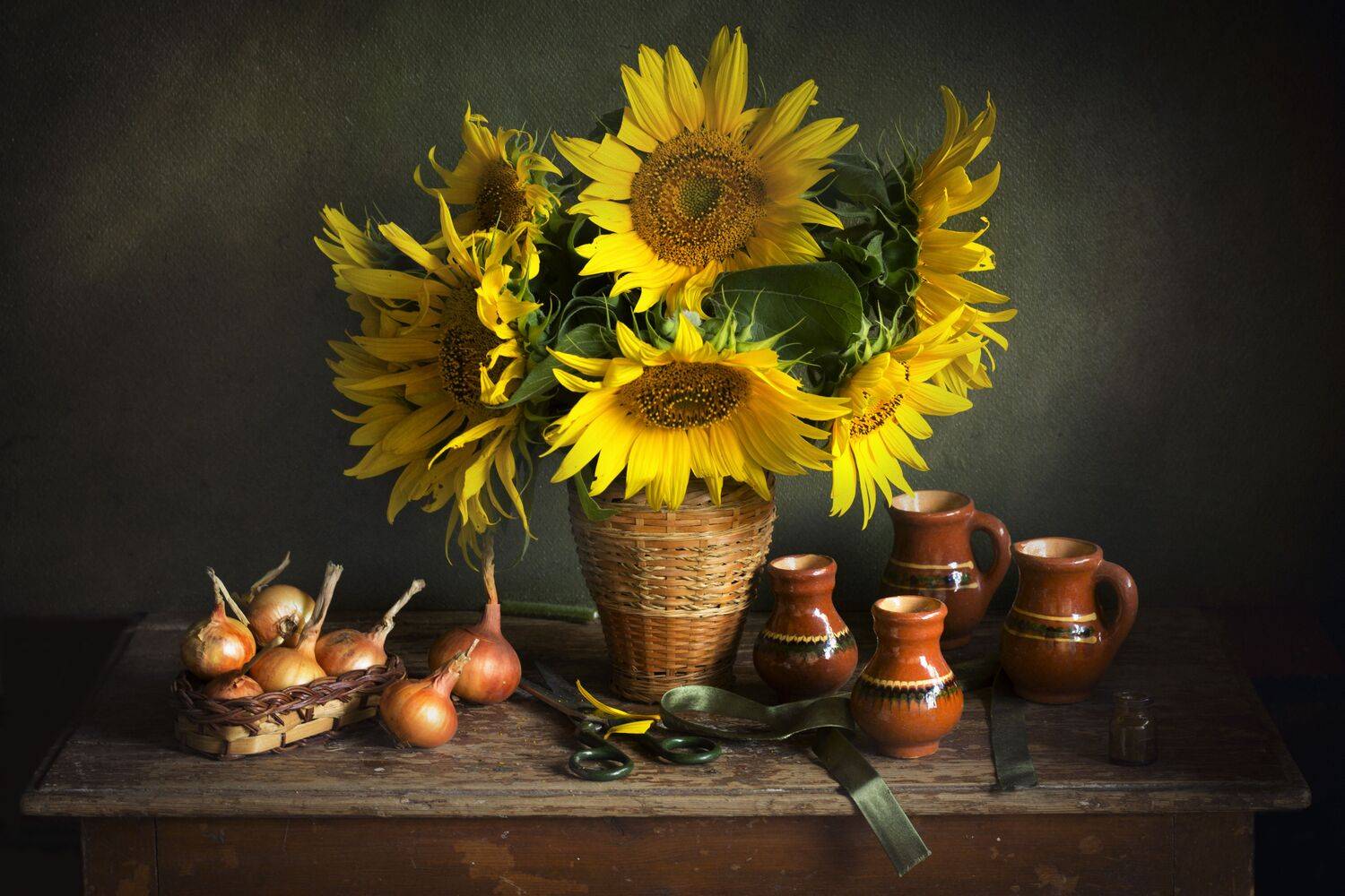 подсолнухи, лук, натюрморт, кувшинчики, Лионелла Зимина