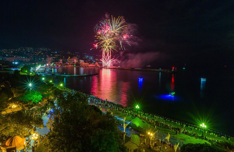 ялта, крым, ночная ялта, набережная ленина, черное море, вечерняя ялта, фейерверк в ялте Фейерверк в Ялте фото превью