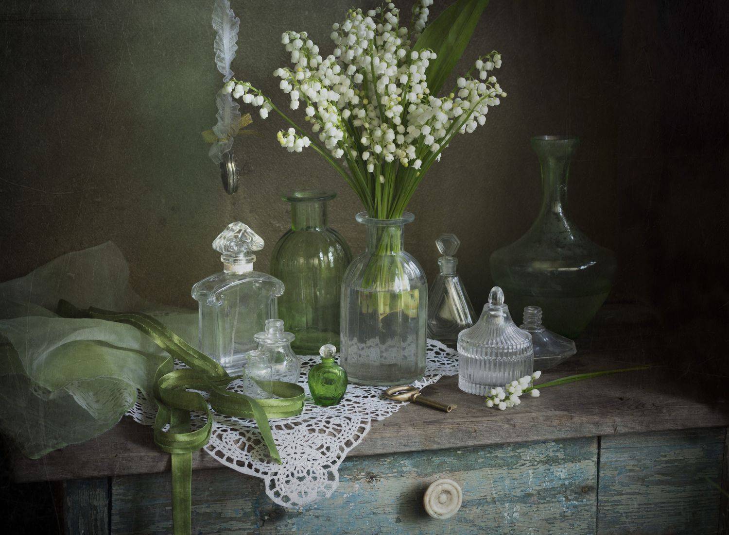 весна, ландыши, натюрморт, ключ, часы, флакончики, Лионелла Зимина