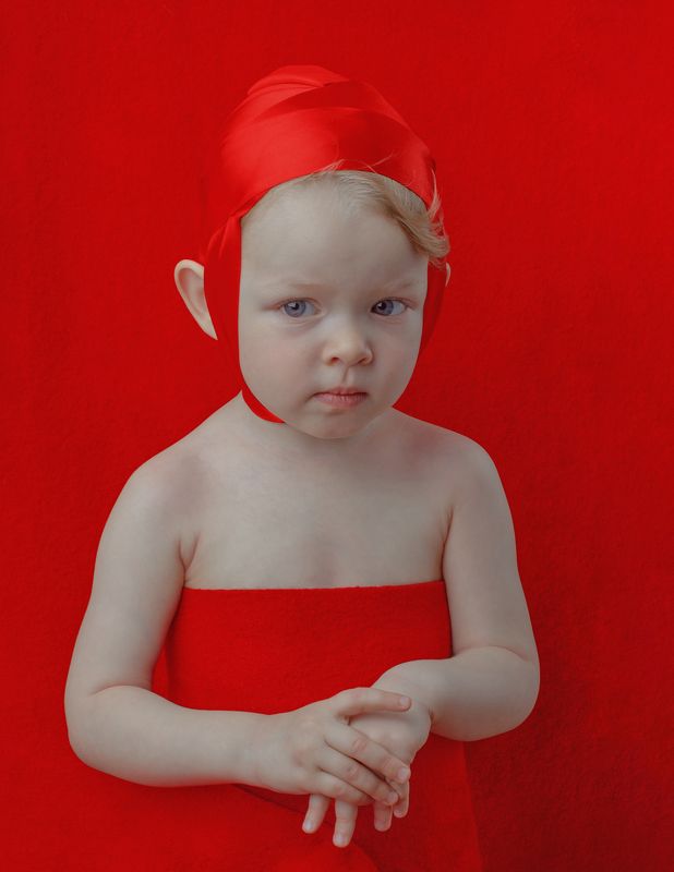 девочка в красном фото превью