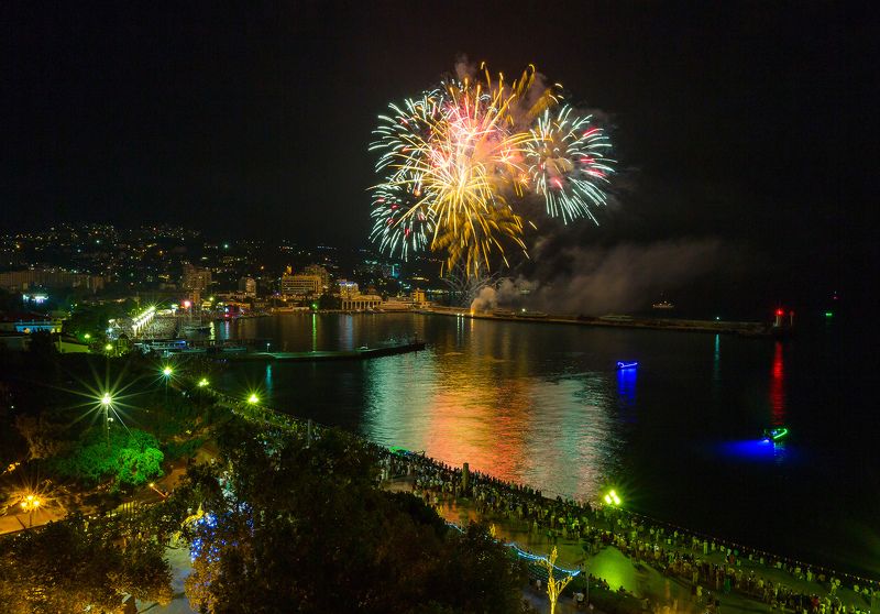 ялта, фейерверк, ночная ялта,  крым, набережная ленина, черное море, ялтинский маяк, ялтинский залив, мартьян, мыс мартьян Ялта фото превью