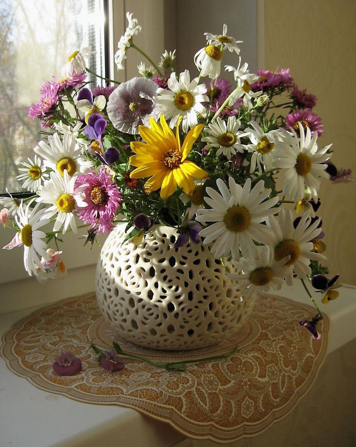 цветы, букет, ромашки, астры, анютины глазки, мак, топинамбур, ваза, салфетка, Наталия Тихомирова