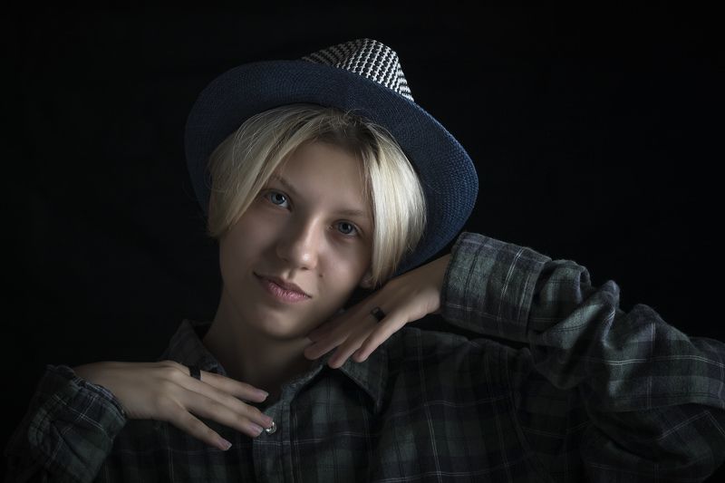 девушка, портрет, студия В шляпе фото превью