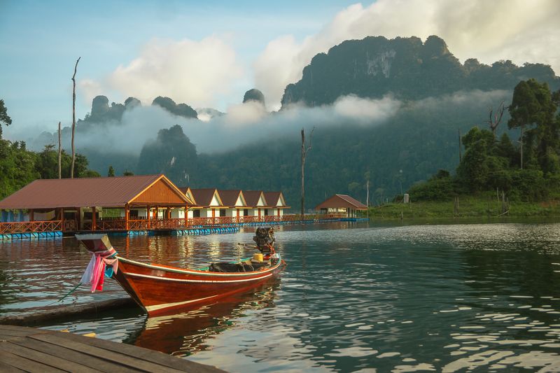 Утро на озере Chieou Laan Lake, Таиланд фото превью