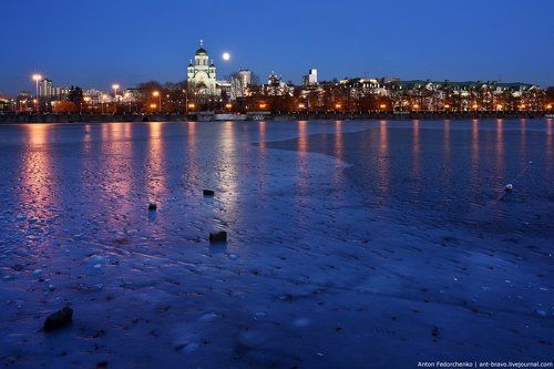 Лед на городском пруду