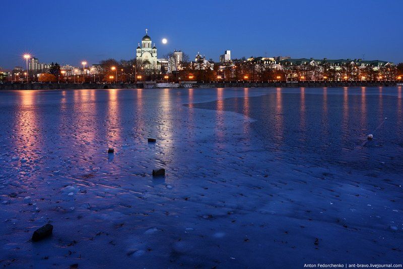 екатеринбург, лёд, пруд, сумерки Лед на городском пруду фото превью