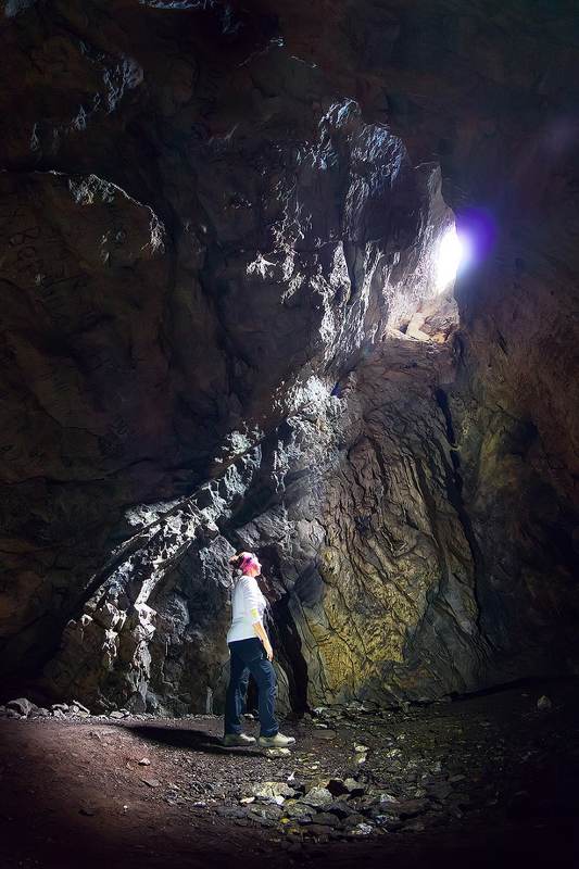 Пещера, Байкал,  Посмотри в дырку фото превью