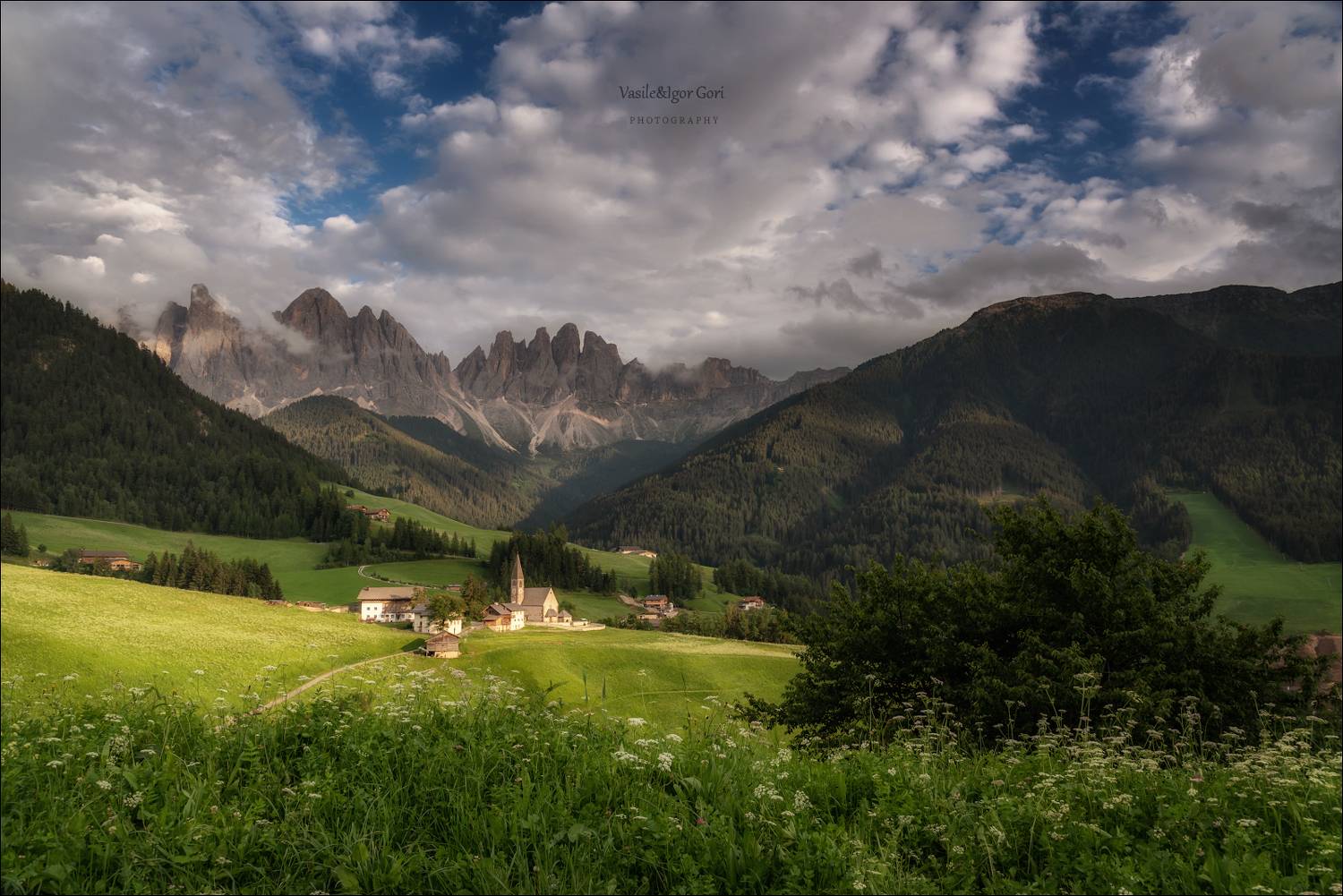 доломитовые альпы,santa maddalena,деревня,val di funes,лето,odle,италия,alps,ranui,san giovanni,церквушка, Василий Гори