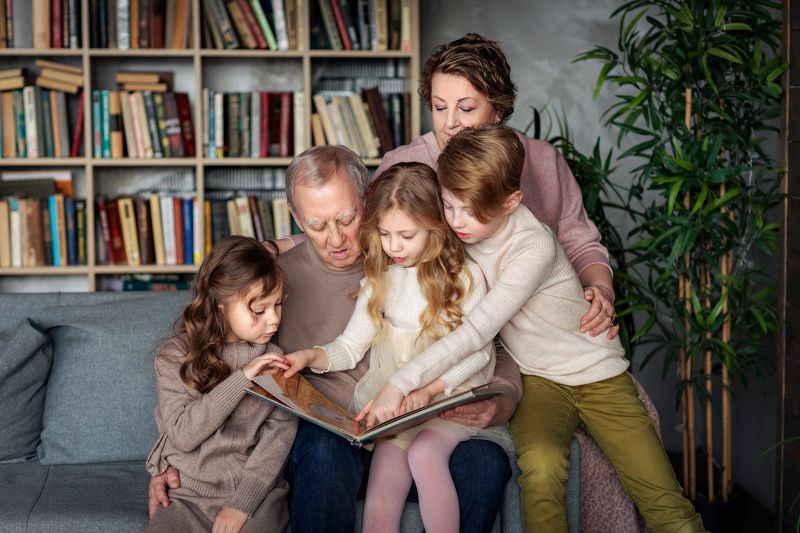 Дедушка с внуками фото превью