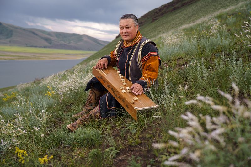 портрет, жанровый_портрет, мужской_портрет, нерозя, nerozya, color_portrait, хакасия, portrait, чатхан, этника, sonya7r3a Играющий на чатхане фото превью