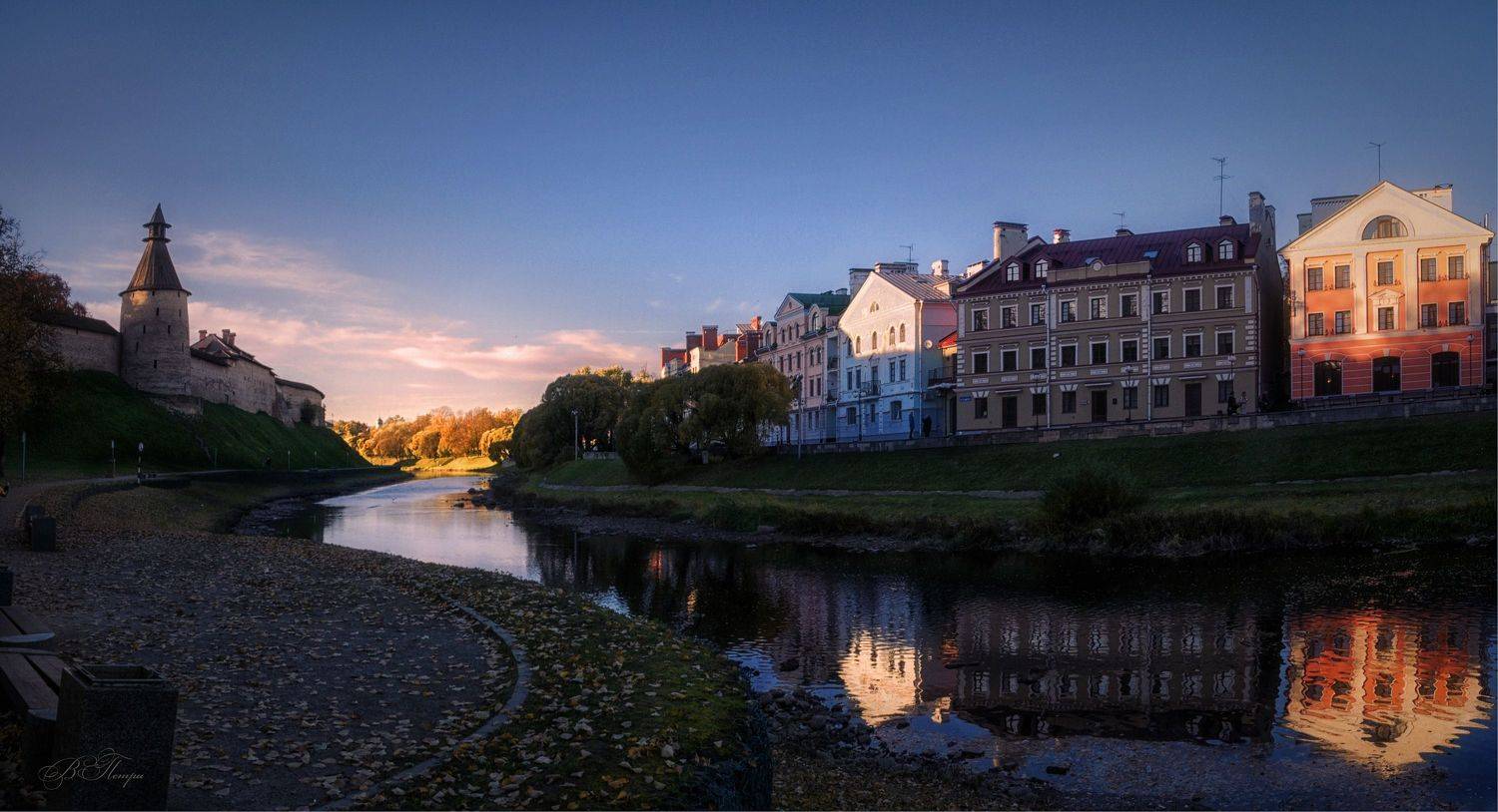 дома отражения речка деревья, Вера Петри