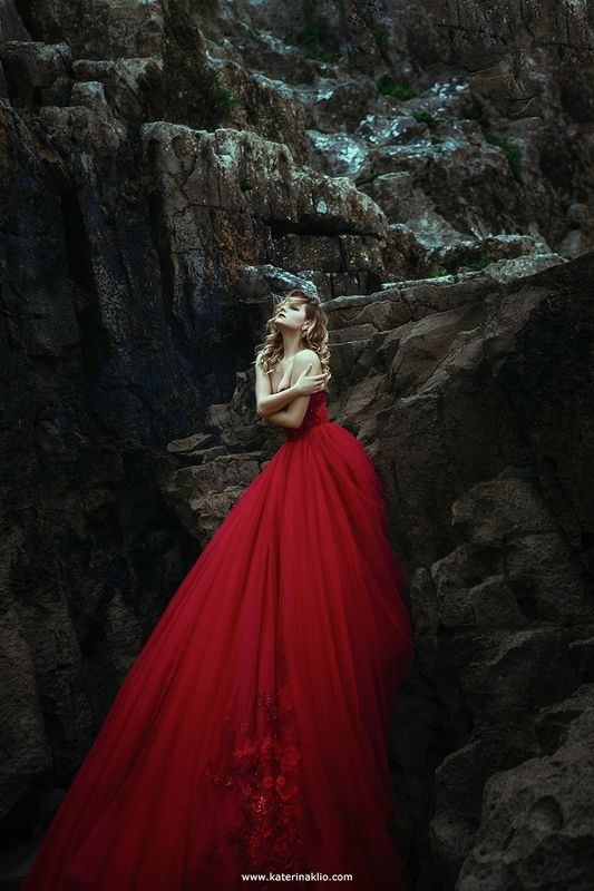 red, dress, woman, model, Portugal, stones, mood, lonely, alone, bridge, castle, troll,  Red Demon фото превью