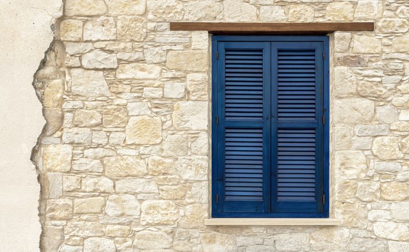 окно, ставни, жалюзи, минимализм, желтый, синий, закрытое, стена, каменный, деревянный Синее окно на желтой стене фото превью