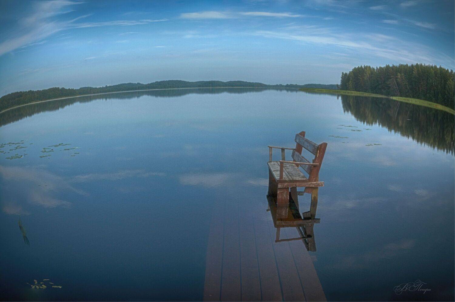 скамейка озеро отражение облака, Вера Петри