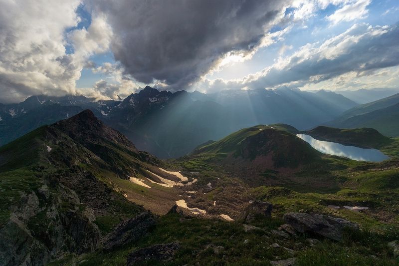 горы облака солнце свет озеро лучи Лился свет фото превью