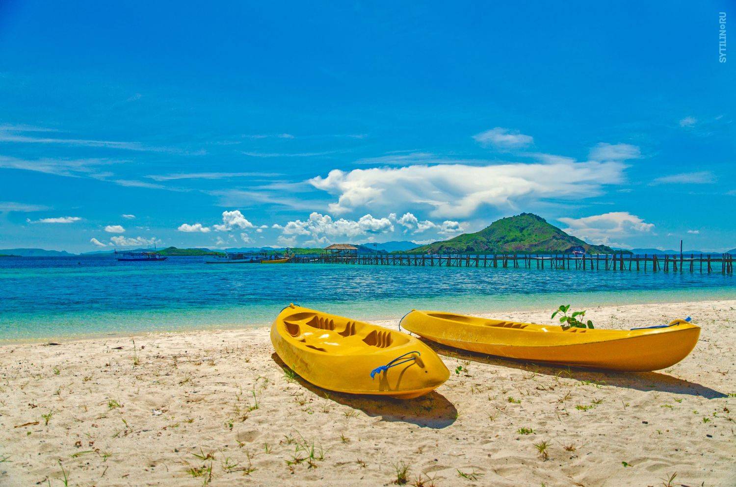 каноэ, кайяк, две, лодки, желтые, пляж, море, океан, вода, природа, острова, индонезия, kanawa, горы, холмы, зелень, тропический, отдых, путешествия, острова, поездка, тур, небо, солнечный, голубой, лазурный,, Сытилин Павел