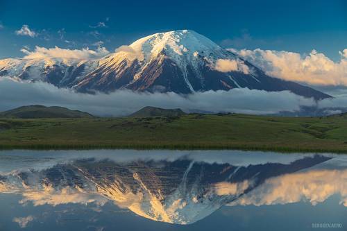 Вулкан Толбачик в первых лучах восходящего солнца | Tolbachik volcano in the first rays of the rising sun