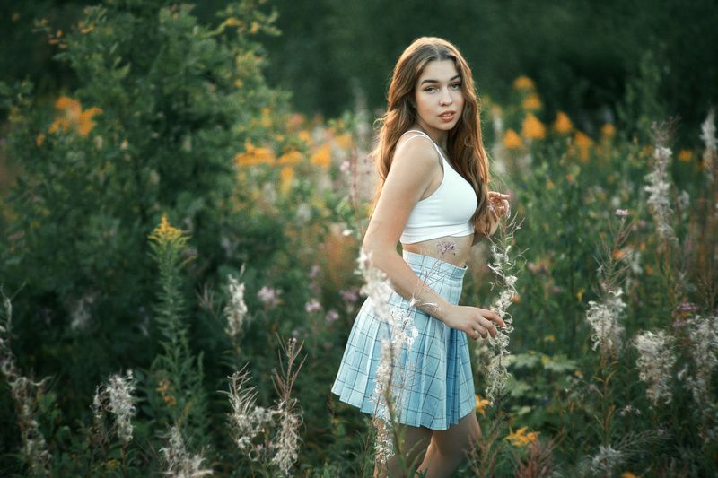 Girl among wildflowers фото превью