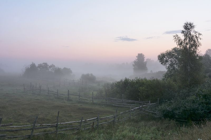 за околицей туман расстилается фото превью