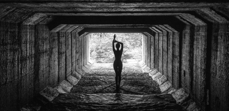 коридор, тоннель, темный, мрачный, свет, дорога, путь, стремление, движение, силуэт, девушка, обнаженный, стройная, фигура, выход Стремление к свету фото превью