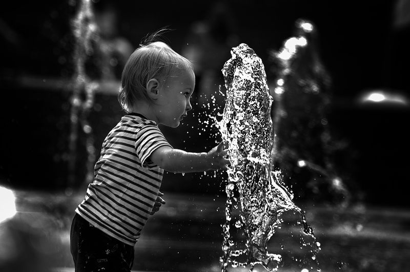 чб фото, фонтаны и дети, летние картинки, уличная фотография Фонтанное настроение фото превью