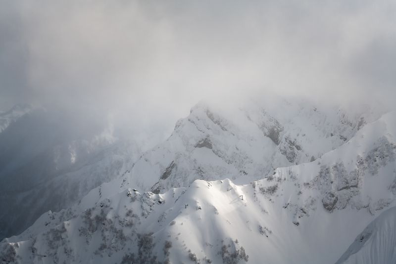 Горные вершины в облаках фото превью