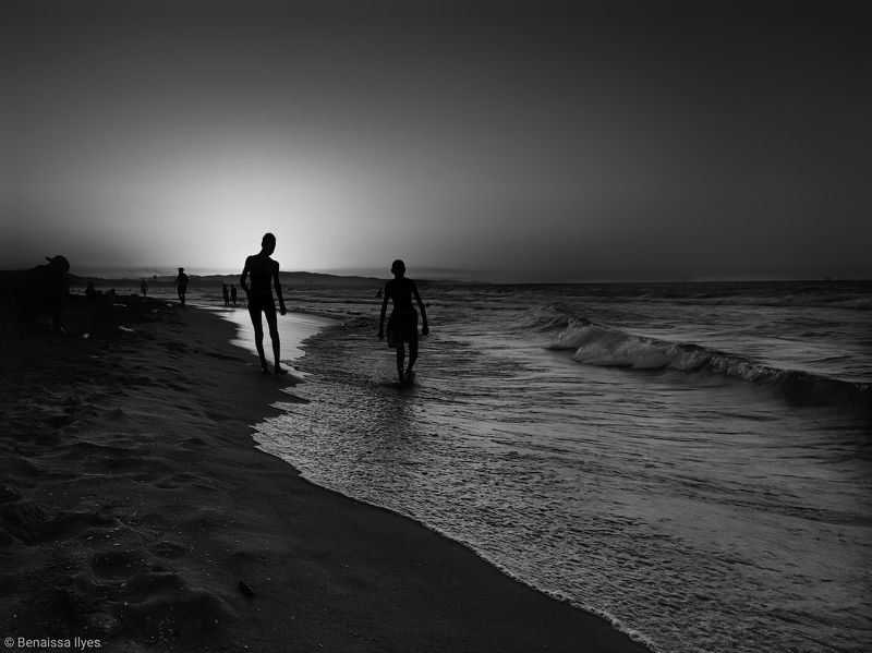 black and white, bnw, shadow, darkness, beache,sea, seascape, landascape, sand, silhouette, personne, waves, walk, traval, summer, Sundown фото превью
