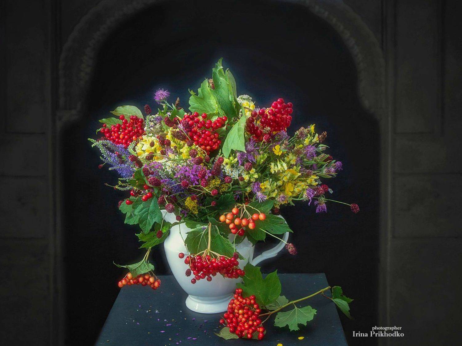 натюрморт, черный фон, букет, полевые цветы, калина, Приходько Ирина
