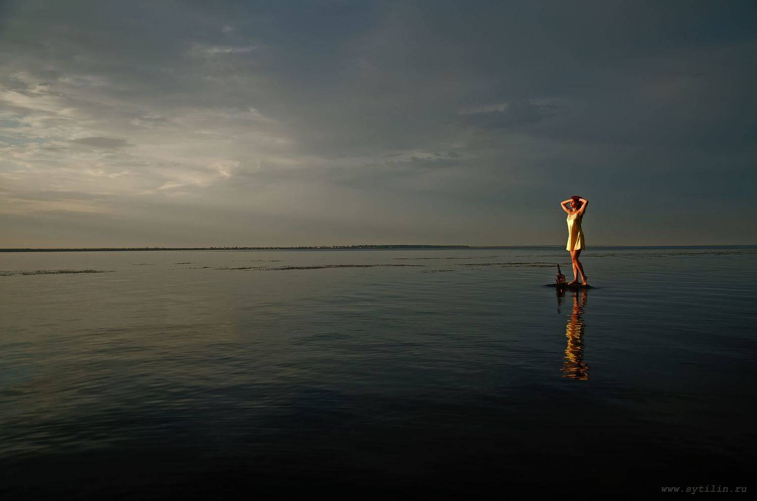 девушка, сорочка, ночнушка, вода, камень, стоя, фонарь, сумерки, рассвет, встречать, море, река, залив, озеро, водный, , Сытилин Павел