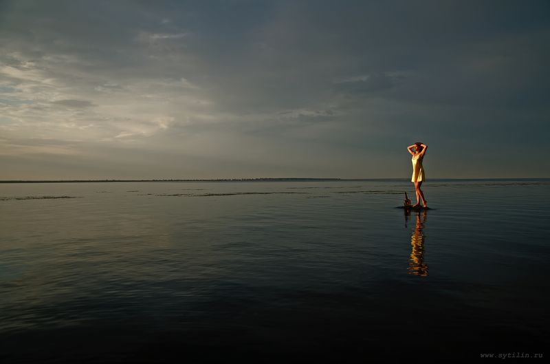 девушка, сорочка, ночнушка, вода, камень, стоя, фонарь, сумерки, рассвет, встречать, море, река, залив, озеро, водный,  Встречающая рассвет фото превью